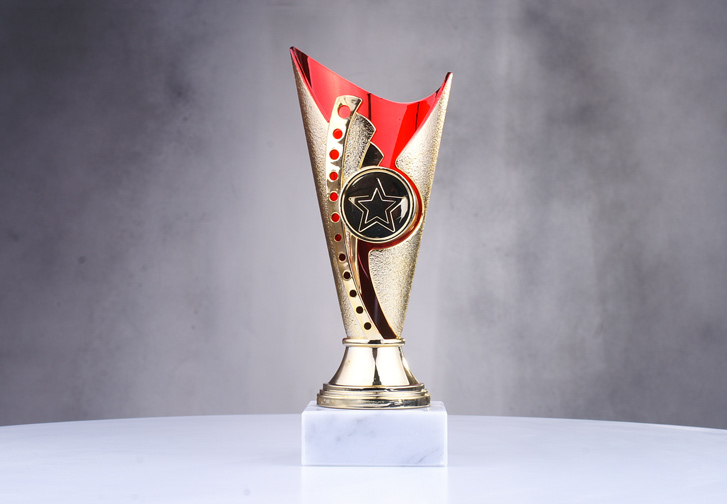 Günstiger Pokal in rot-gold
